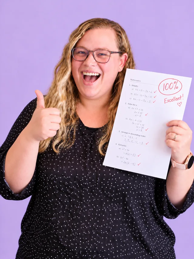 Monique Fourie giving a thumbs up, holding a Maths test marked 100%